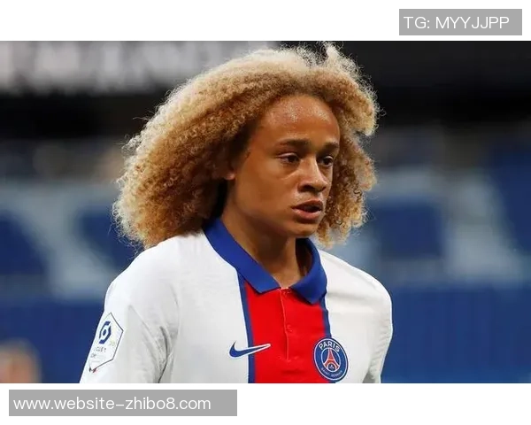 哈维西蒙斯的崛起之路：从青训天才到足球场上的璀璨明星